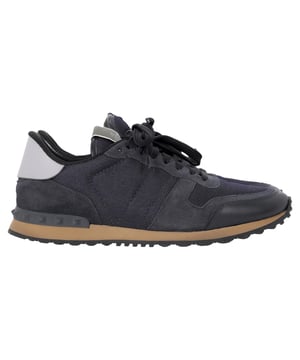 VINTAGE, UVP WIE NEU  
Die Valentino Garavani Rockrunner Sneakers aus navyblauem Mixed Media bieten eine perfekte Balance zwischen Raffinesse und Streetstyle-Kante. Hergestellt aus einer Mischung hochwertiger Materialien, darunter glattes Leder und strapazierfähiges Nylon, verfügen diese Sneakers über die charakteristischen Rockstud-Verzierungen für einen Hauch von Luxus. Die navyblaue Farbgebung sorgt für Vielseitigkeit und ermöglicht es diesen Sneakers, eine breite Palette von Outfits zu ergänzen, wodurch sie ein unverzichtbares Element jeder modernen Garderobe sind.

Styling-Tipp:  
Kombinieren Sie diese Sneakers mit schmal geschnittenen Chinos oder dunkler Denim für einen eleganten, lässigen Look. Für einen weiter entwickelten Streetstyle tragen Sie sie mit einer taillierten Bomberjacke und einem Grafik-T-Shirt. Egal, ob Sie zu einem entspannten Tag oder einer Nacht mit Freunden unterwegs sind, diese Rockrunner Sneakers verleihen Ihrem Outfit eine raffinierte und zugleich kantige Note.

Valentino Garavani Rockrunner Sneakers in navyblauem Mixed Media

Zustand: Ausgezeichnet  
Gebrauchsspuren: Inklusive Box. Keine sichtbaren Gebrauchsspuren. Keine Markierung auf der Innensohle. Sehr leichte Markierung an den Sohlen.  
Verpackung: Staubbeutel, Box  
Farbe: Navyblau  
Material: Polyester  
Größe: IT | 42.5  
Maße: Absatzhöhe: 20; Innensohlenlänge: 275  
SKU: MRPPUDESH458423M