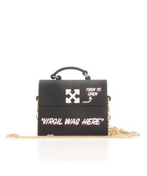 Off White Jitney Airpods Pro Case.- Fold-over front flap.- Silicone.- Logo-appliquéd.- Printed. Material: 100% Silicone. Ref: OWZG0820013001.
