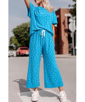 Twee-delige set bestaande uit een top en broek
Opvallend blauw leoparden jacquardpatroon
Korte mouwen top voor comfort
Brede broekspijpen voor een modieuze uitstraling
Hoge elasticiteit voor een comfortabele pasvorm
Materiaal: 95% Polyester 5% Elastaan