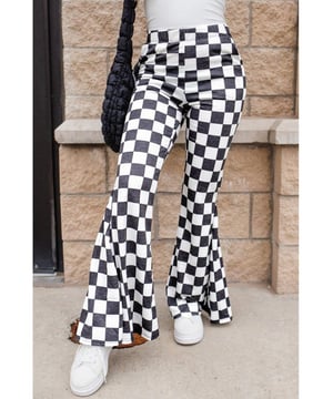 Zwarte Geruite Hoge Taille Casual Flared Broek
  Heeft een hoge taille die de figuur flattert en de benen verlengt
  Casual flared snit biedt een comfortabele en relaxte pasvorm
  Het geruite patroon maakt deze broek tot een klassiek exemplaar
  Perfect te combineren met verschillende tops voor een veelzijdige aanvulling op elke garderobe
  Combineert comfort met trendy design
  Ideale keuze voor verschillende gelegenheden
  Gemiddelde elasticiteit
  Raadpleeg onze maattabel voor de perfecte pasvorm
Materiaal: 95% Polyester 5% Elastaan