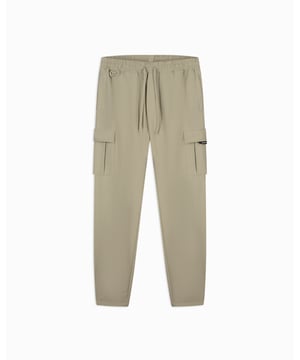 90% Nylon | 10% Spandex Ajuste relajado Cintura elástica Dos bolsillos frontales Bolsillos laterales tipo cargo Parche de BLCK BNNS en el bolsillo lateral izquierdo Se puede combinar con la chaqueta Delta Cargo