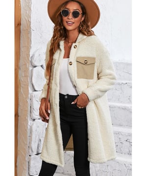 Abrigo teddy de un solo botón con bolsillos de solapa en contraste beige  
Abrigo largo ideal para usar en invierno  
Los bolsillos de solapa en contraste añaden un toque chic  
Diseño de un solo botón para un look pulido  
Perfecto para combinar con jeans o leggings  
Proporciona comodidad y calidez durante los meses más fríos  
Material: 100% Poliéster