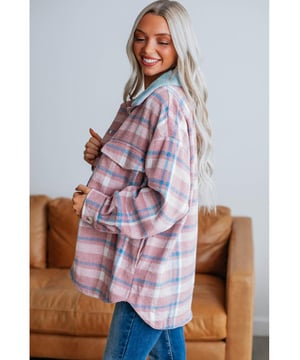 Rosa Karo-Print Farbblock Kragen Klappen Taschen Lockere Shacket  
Klassischer Karo-Print für einen zeitlosen Akzent  
Farbblock-Design für einen modernen Touch  
Bequeme und lockere Passform  
Praktische Brusttaschen  
Erhältlich in den Größen S bis 2XL  
Material: 100% Polyester