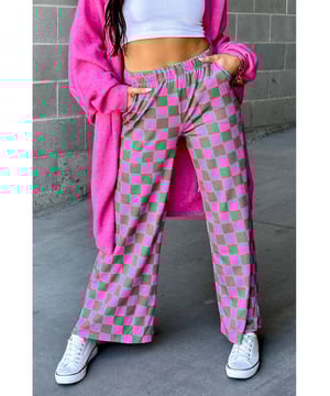 Estampado de cuadros en dos tonos para una declaración de moda audaz  
El diseño de cintura alta acentúa la cintura natural  
El corte de pierna ancha ofrece comodidad y un look inspirado en lo retro  
Silueta elegante que combina elegancia y modernidad  
Disponible en tallas S, M, L y XL  
Material: 95% Poliéster, 5% Elastano