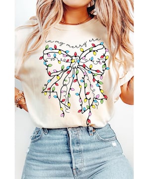 White Colored Light Bowknot Graphic Crewneck T Shirt
  Features a bold bow graphic with colorful lights
  Soft and comfortable material
  Suitable for pairing with jeans or casual pants
  Available in various sizes from S to 3XL