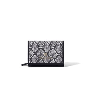 Cartera de mujer. El cierre es con botón de presión y cremallera. Los bolsillos internos son tarjeteros para billetes y monedas. Los bolsillos externos están ausentes. Falta la correa para el hombro. Falta el mango. Hay dos compartimentos internos. El material exterior es 50% poliéster, 50% poliuretano. Internamente es 80% Poliuretano, 20% Poliéster. Medidas: 14x10x3,5 cm. Producto de moda