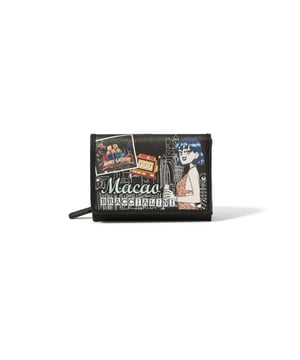 Damenbrieftasche mit Druckknopf und Reißverschluss. Innentaschen für Kartenhalter, Geldscheinhalter und Münzhalter. fehlende Außentaschen. fehlender Schultergurt. fehlender Griff. zwei Innenfächer.  Außenmaterial: 80 % Polyurethan, 20 % Polyester innen. Maße: 11x8,5x4 cm. Modeprodukt