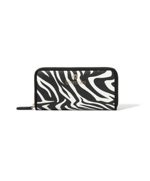 Cartera de mujer. El cierre es con cremallera. Los bolsillos internos cuentan con tarjeteros y porta billetes con bolsillos con cremallera. Los bolsillos externos están ausentes. Falta la correa para el hombro. Falta el mango. Hay dos compartimentos internos. El material exterior es 50% poliéster, 50% poliuretano. Internamente es 80% Poliuretano, 20% Poliéster. Medidas: 19,5x10,5x2,5 cm. Producto de moda