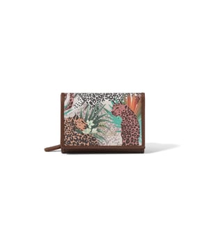 Cartera de mujer. El cierre es con botón de presión y cremallera. Los bolsillos internos son tarjeteros para billetes y monedas. Los bolsillos externos están ausentes. Falta la correa para el hombro. Falta el mango. Hay dos compartimentos internos. El material exterior es 50% poliéster, 50% poliuretano. Internamente es 80% Poliuretano, 20% Poliéster. Medidas: 14x10x3,5 cm. Producto de moda