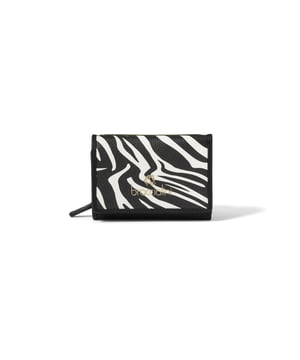 Cartera de mujer. El cierre es con botón de presión y cremallera. Los bolsillos internos son tarjeteros para billetes y monedas. Los bolsillos externos están ausentes. Falta la correa para el hombro. Falta el mango. Hay dos compartimentos internos. El material exterior es 50% poliéster, 50% poliuretano. Internamente es 80% Poliuretano, 20% Poliéster. Medidas: 14x10x3,5 cm. Producto de moda
