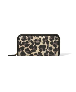 Cartera de mujer. El cierre es con cremallera. Los bolsillos internos cuentan con tarjeteros y porta billetes con bolsillos con cremallera. Los bolsillos externos están ausentes. Falta la correa para el hombro. Falta el mango. Hay dos compartimentos internos. El material exterior es 50% poliéster, 50% poliuretano. Internamente es 80% Poliuretano, 20% Poliéster. Medidas: 19,5x10,5x2,5 cm. Producto de moda