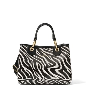 Dameshandtas met magnetische knoopsluiting. één met binnenzakken met ritssluiting. afwezige externe zakken. verstelbare en afneembare schouderband. 50% polyester, 50% polyurethaan handvat. twee binnenvakken.  extern materiaal. 100% polyester binnenkant. Afmetingen: 28x21,5x13 cm. Modeproduct