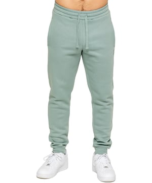 Experimenta el máximo confort en nuestros Pantalones Joggers de corte regular para hombre de Enzo. Fabricados con un suave forro interior de felpa cepillada, estos joggers son perfectos para uso casual. El diseño de pierna con puños y la cintura elástica con cordones proporcionan el ajuste perfecto. Con 2 bolsillos laterales, puedes llevar tus esenciales fácilmente.
