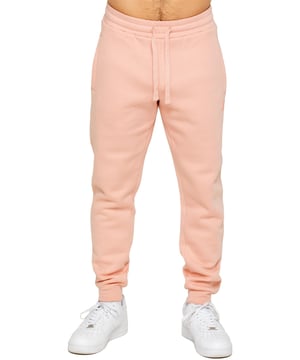 Ervaar ultiem comfort in onze Enzo heren joggers met normale pasvorm. Deze joggers zijn gemaakt met een zachte geborstelde fleece voering aan de achterkant en zijn perfect om casual te dragen. Het ontwerp met manchetten en elastiek in de taille met trekkoorden zorgen voor de perfecte pasvorm. Met de 2 steekzakken aan de zijkant kun je al je essentials gemakkelijk meenemen.