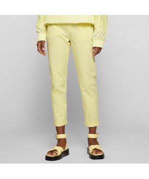 Verantwoordelijk katoen en dying - garment dye voor casual look - gulp- en knoopsluiting - nieuwe vierkante logobadge achteraan - iconische streepvlag op tailleband links - riemlussen - zijzakken - hoofdmateriaal: 97% katoen 3% elastaan - zakvoering: 70% polyester 30% katoen - machinewasbaar