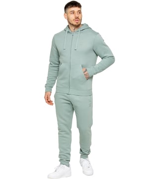 Wees klaar om elke dag te veroveren in het Enzo heren hoodie trainingspak met rits. Met zijn comfortabele reguliere pasvorm, lange mouwen hoodie met rits en boorden, en verstelbare trekkoorden, zal deze set je er op je best uit laten zien en voelen. De joggers hebben het iconische EZ-logo en hebben ook een reguliere pasvorm met boorden en een elastische tailleband met trekkoord voor een aangepaste pasvorm. De set is functioneel met 2 zijzakken en een enkele achterzak met bies, wat het perfect maakt voor zowel casual als werkgelegenheden.