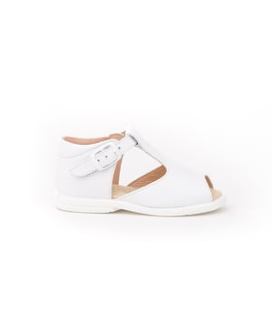Sus primeras Sandalias. Suaves y fresquitos, perfectos para los pies de los más pequeños. Zapato tipo sandalia pepito con el talón cerrado más alto fabricado en napa de piel bovina con sistema de cierre de hebilla. La parte interior está fabricada con forro de piel natural, protector de talones, planta con puente anatómico y suela de goma antideslizante. Calzado diseñado y fabricado en España ideal para preandantes y niños que ya han empezado a dar sus primeros pasos.