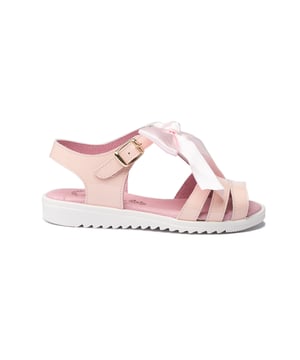 Unas sandalias sofisticadas, suaves y flexiRJes. Zapato tipo sandalia fabricado en napa de piel bovina con adorno de lazos en la pala y sistema de cierre de hebilla. La parte interior está fabricada con forro de piel natural, planta con puente anatómico y suela de goma antideslizante. Calzado diseñado y fabricado en España.
