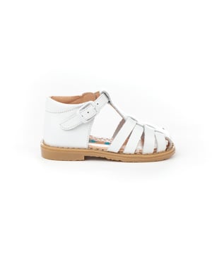 Sus primeras Sandalias Cangrejeras. Suaves y fresquitos, perfectos para los pies de los más pequeños. Zapato tipo sandalia cangrejera con el talón cerrado más alto fabricado en napa de piel bovina con sistema de cierre de hebilla. La parte interior está fabricada con forro de piel natural, protector de talones, planta con puente anatómico y suela de goma antideslizante. Calzado diseñado y fabricado en España ideal para preandantes y niños que ya han empezado a dar sus primeros pasos.