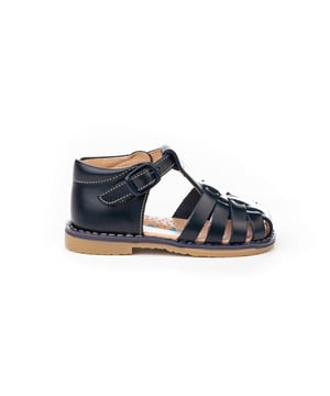 Haar eerste krabsandalen. Zacht en koel, perfect voor de voetjes van de kleintjes. Krab sandaal type schoen met de hoogste gesloten hak gemaakt van nappa runderleer met een gespsluiting. Het interieur is gemaakt met een voering van natuurlijk leer, hielbeschermer, binnenzool met anatomische brug en antislip rubberen zool. Schoenen ontworpen en vervaardigd in Spanje, ideaal voor pre-walkers en kinderen die al hun eerste stapjes hebben gezet.