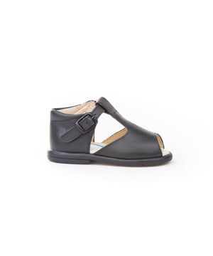 Haar eerste sandalen. Zacht en koel, perfect voor de voetjes van de kleintjes. Pepito sandaaltype schoen met de hoogste gesloten hak gemaakt van nappa runderleer met een gespsluitingssysteem. Het interieur is gemaakt met een voering van natuurlijk leer, hielbeschermer, binnenzool met anatomische brug en antislip rubberen zool. Schoenen ontworpen en vervaardigd in Spanje, ideaal voor pre-walkers en kinderen die al hun eerste stapjes hebben gezet.