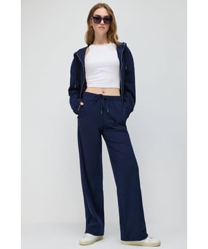 Nomatter-What biedt een kledingcollectie voor sterke, unieke en stijlvolle vrouwen. Met hoogwaardige stoffen en moderne designs staan onze items garant voor comfort en elegantie. Of het nu dagelijks gebruik of een speciale gelegenheid is, onze oog voor detail maakt het verschil. Ontdek tijdloze esthetiek met vrouwelijke accenten en til je stijl naar een hoger niveau. Met "Nomatter-What" druk je jezelf uit op een stijlvolle en unieke manier.