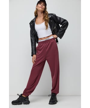 Nomatter-What biedt een kledingcollectie voor sterke, unieke en stijlvolle vrouwen. Met hoogwaardige stoffen en moderne designs staan onze items garant voor comfort en elegantie. Of het nu dagelijks gebruik of een speciale gelegenheid is, onze oog voor detail maakt het verschil. Ontdek tijdloze esthetiek met vrouwelijke accenten en til je stijl naar een hoger niveau. Met "Nomatter-What" druk je jezelf uit op een stijlvolle en unieke manier.
