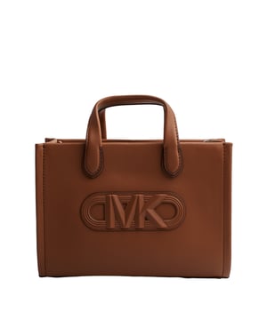 Presume de estilo con el bolso satchel de Michael Michael Kors. La construcción de cuero flexible garantiza un aspecto exquisito, mientras que el adorno del logotipo con tacto le aporta un toque sutil. Completo con dos asas de media caña, una correa de tela desmontable, herrajes de metal en tono dorado, un compartimiento y un bolsillo con cremallera y deslizante.

Detalles:
- Tipo de accesorio: Bolso satchel.
- Material: Piel vacuna.
- Textura: Lisa.
- Herraje: En tono dorado.
- Logo de MK en relieve.
- Detalles interiores: Bolsillo trasero con cierre y un bolsillo liso frontal.
- Detalles exteriores: Correa de tela desmontable y ajustable.
- Cierre: Superior, de cremallera.

Michael Kors cuenta en cada uno de sus accesorios con una colección de fuerte identidad, ofrece una mezcla fresca de tendencias, colores y siluetas que nunca pasan de moda, con estilo y actitud urbana. Cada bolso satchel mujer diseñado por Michael Kors, es un lujo accesible con un toque de glamour moderno, inesperado y cómodo que ofrece una pieza para cada ocasión.
 Medidas: 25 cm x 18 cm x 8,5 cm
 Composición: 100% Piel
 Cuidados:
Limpiar con un paño seco y suave.
Evitar la exposición prolongada al sol y la humedad.
No aplicar productos abrasivos en la piel.
Evitar el contacto con líquidos y superficies ásperas.