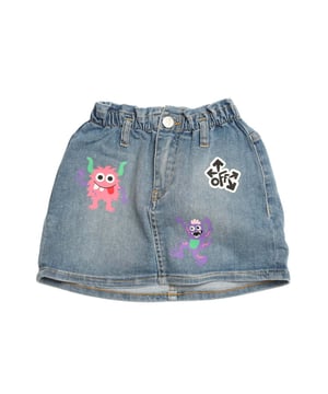 Girls Off White Monster Denim Skirt in blue.- Elasticated waistband.- Zip fly and button fastening.- Cartoon print.- Belt loops.- Stretch-cotton.- 98% Cotton  2% Elastane.- Ref: OGYF0010024584