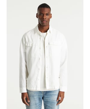 Das Stryke Linen ist ein Regular-Fit-Hemd mit gewebter Struktur und zwei Brusttaschen. Hergestellt aus einem atmungsaktiven Leinenmix und versehen mit charakteristischen CHASIN'-Details wie dem Backyoke und einem tonalen Komma-Badge.