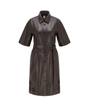 Dames BOSS C_Dalelu Jurk in bruin.Een zakelijke jurk met korte mouwen en een knoopsluiting aan de voorkant van BOSS Womenswear. Deze volledig gevoerde jurk heeft elegante broderie anglaise details bij de zoom en is gemaakt van kunstleer met een gecoate afwerking voor een subtiele glans. Een verstelbare ceintuur geeft definitie aan de taille.100% polyesterRef: 50468286-203