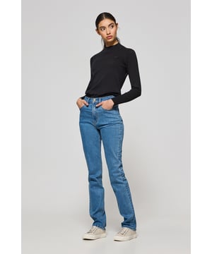 Unsere Jeans Tanya wurde mit einer schmeichelhaften regulären Passform und einer höheren Bundhöhe entworfen und bietet die perfekte Passform für einen entspannten und dennoch modernen Look. Fünf Taschen sorgen für Funktionalität, mit Details wie einer farblich abgestimmten Logostickerei auf der Münztasche und einem Polo Club Logoband auf einer der Gesäßtaschen. Das Etikett aus Kunstleder und die Metallverzierungen mit Logo auf dem Reißverschluss und den Knöpfen verleihen ihr einen raffinierten Touch. Die Details und das Design machen sie zu einem idealen Basic für jede Gelegenheit.