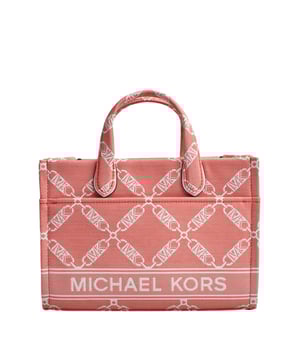 El bolso bandolera Gigi complementará casi cualquier look gracias a su estampado jacquard de cadena con logotipo neutro. Su forma compacta y rectangular tiene el tamaño perfecto para llevar solo lo esencial e incluye una correa cruzada para mayor versatilidad. 

Detalles:
- Tipo de accesorio: Bolso bandolera.
- Material: Textil.
- Herraje: En tono dorado.
- Detalles interiores: 1 bolsillo deslizante trasero.
- Detalles exteriores: Bolsillo delantero.
- Correa para portar al hombro ajustable.
- Cierre: De cremallera.
- Incluye bolsa de almacenamiento.

Michael Kors cuenta en cada uno de sus accesorios con una colección de fuerte identidad, ofrece una mezcla fresca de tendencias, colores y siluetas que nunca pasan de moda, con estilo y actitud urbana. Cada bolso bandolera mujer diseñado por Michael Kors, es un lujo accesible con un toque de glamour moderno, inesperado y cómodo que ofrece una pieza para cada ocasión.
 Medidas: 25,4 cm x 16,5 cm x 8,25 cm
 Composición: 53,2% Algodón, 46,8% Poliéster
 Cuidados:
Limpiar con un paño seco y suave.
Evitar la exposición prolongada al sol y la humedad.
Evitar el contacto con líquidos y superficies ásperas.