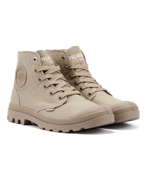 Verhoog je streetwear met de sportieve versie van de Pampa Hi sneakerboot. Met een bovenwerk van duurzaam canvas in een stoere monochrome kleur is deze veelzijdige laars gemaakt voor zowel stijl als functie. Hij is ontworpen voor langdurig comfort en heeft een slijtvaste rubberen buitenzool met groeven, een ondersteunende hielcup en een beschermende rubberen veiligheidsneus. Afgewerkt met de kenmerkende Palladium enkelpatch en geweven tag voor een authentieke touch.
