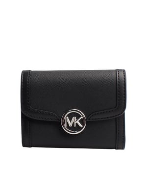 Entdecken Sie die Eleganz und Funktionalität des Michael Kors Leida Wallet, einer kompakten Brieftasche für die moderne Frau. Dieses aus hochwertigem Saffiano-Leder gefertigte Accessoire vereint Stil und Funktionalität mit mehreren Kartenfächern, einem Geldscheinfach, einem Reißverschlussfach und einem ikonischen Metallverschluss mit dem MK-Logo.

 Details:
 - Klappenverschluss mit Druckknopf.
 - Material: Rindsleder.
 - Textur: Feinkörnig.
 - Silberne Applikationen.
 - Innenausstattung: Ein Geldscheinfach, 6 Kartenfächer, Münzfach, 2 Fächer.

 Michael Kors zeichnet sich in jeder seiner Accessoire-Kollektionen durch eine starke Identität aus und bietet einen frischen Mix aus Trends, Farben und Silhouetten, die nie aus der Mode kommen, mit urbanem Stil und Haltung. Jede von Michael Kors entworfene Damenbrieftasche ist ein erschwinglicher Luxus mit einem Hauch von modernem, unerwartetem und bequemem Glamour, der für jeden Anlass ein passendes Stück bietet.
 Maßnahmen: 12 cm x 9 cm x 3 cm
 Komposition: Fell
 Pflege:
Mit einem weichen, trockenen Tuch reinigen.
 Kontakt mit Wasser und Scheuermitteln vermeiden.