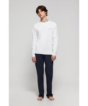 Dieser zweiteilige long sleeve Pyjama aus Baumwolle und weicher Viskose hat ein komfortables und stilvolles Design. Das Shirt hat einen Logo-Schriftzug auf der Brust und ein Nahtband in Kontrastfarbe an der Krageninnenseite, das ihm einen edlen Touch verleiht. Die Hose ist mit einem edlen Jacquard-Bündchen mit Polo Club Schriftzug versehen und hat zwei praktische Taschen für einen exklusiven und funktionellen Stil.