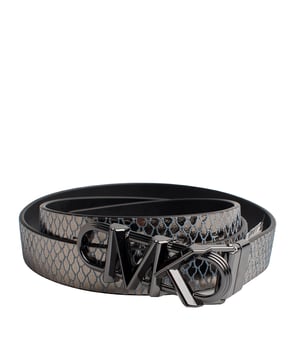 Eine Schnalle mit dem glänzenden Empire-Design von Michael Michael Kors verleiht diesem wendbaren Gürtel eine elegante Note. Auf der einen Seite hat er eine metallische Schlangenhaut-Textur und auf der anderen Seite glattes Leder, was Vielseitigkeit und Stil Saison für Saison bietet.

Details:
- Zubehörtyp: Wendbarer Gürtel.
- Material: Leder/metallisches PVC.
- Textur: Glatt/Schlange.
- Verschlussart: Klassische Schnalle mit Druckknopfverschluss.
- Breite: 2,5 cm.

Größenlängen:
 • XS = 86 cm.
 • S = 94 cm.
 • M = 102 cm.
 • L = 109 cm.
 • XL = 117 cm.
 • XXL = 124 cm.

Jeder Damenledergürtel, entworfen von Michael Kors, ist ein erschwinglicher Luxus mit einem Hauch von modernem, unerwartetem und komfortablem Glamour, der ein Stück für jeden Anlass bietet.
Zusammensetzung: 51 % Leder, 49 % PVC
Pflege:
Mit einem weichen, trockenen Tuch reinigen.
Vermeiden Sie längere Sonneneinstrahlung und Feuchtigkeit.