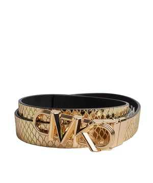 Eine Schnalle mit der polierten neuen Empire-Hardware von Michael Kors verleiht diesem Wendegürtel eine elegante Note. Die metallische Textur der Schlangenhaut auf der einen Seite und das weiche Leder auf der anderen Seite bieten Saison für Saison Vielseitigkeit und Stil.

 Details:
 - Zubehörtyp: Wendegürtel.
 - Material: Leder/metallisches PVC.
 - Textur: Glatt/Schlange.
 - Verschlussart: Klassische Schnalle mit Schnappverschluss.
 - Breite: 2,5 cm.

 Größe Länge:
 • XS = 86 cm.
 • S = 94 cm.
 • M = 102 cm.
 • L = 109 cm.
 • XL = 117 cm.
 • XXL = 124 cm.

 Jeder von Michael Kors entworfene Damenledergürtel ist ein erschwinglicher Luxus mit einem Hauch von modernem, unerwartetem und bequemem Glamour, der für jeden Anlass ein passendes Stück bietet.
 Komposition: 51 % Leder, 49 % PVC
 Pflege:
Mit einem weichen, trockenen Tuch reinigen.
 Vermeiden Sie längere Sonneneinstrahlung und Feuchtigkeit.