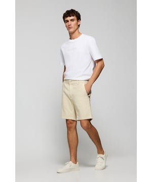 Kurze Hose aus Baumwollleinen. Unsere Shorts Bali sind dank ihres kühlen und bequemen Materials ein Must-have, um sich an warmen Tagen zu entspannen. Frontaler Reißverschluss mit personalisiertem, farblich abgestimmtem Knopf. Zwei Seitentaschen und zwei Gesäßtaschen. Mit Stickereien auf der Gesäßtasche und frontalen Gürtellasche und personalisiertem Bund. 
