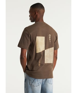 Das Reco ist ein Loose-Fit-T-Shirt aus Interlocke. Mit einem grafischen Backprint versehen.