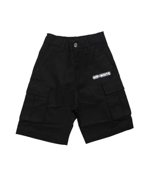 Boys Off White Glow in The Dark Cargo Shorts in black - white.- Zip fly and button fastening.- Elasticated waist.- Side pockets.- Back pocket.- Cargo pocket.- Brand logo.- 100% Cotton.- Ref: OBCB0010021001
