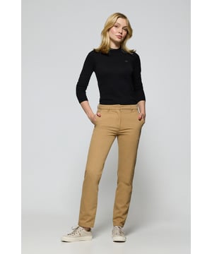 Unsere Chinohose May für Damen ist das perfekte Kleidungsstück für einen anspruchsvollen Freizeitlook. Der schmal geschnittene, eng anliegende Stil formt elegant die Figur. Das Design verfügt über einen Metallreißverschluss und einen Logo-Knopfverschluss. Zwei seitliche Taschen und zwei Gesäßtaschen, von denen eine mit der Polo Club Logo Stickerei verziert ist. Diese Hose ist die perfekte Wahl sowohl für die Arbeit als auch für die Freizeit.