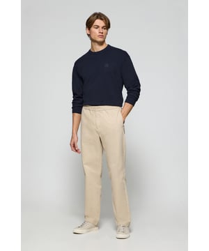 Unsere Herrenhose Trent aus Baumwollköper wurde mit Blick auf Funktionalität und Stil entworfen. Der verstellbare Gummibund, Metallreißverschluss und Logoknopf sorgen für einen bequemen Sitz bei jeder Gelegenheit. Der gerade Schnitt spiegelt ein modernes Design wider. Mit zwei Seitentaschen und zwei Gesäßtaschen bieten sie praktischen Stauraum, ohne dabei an Eleganz einzubüßen. Die farblich abgestimmten Nähte und das markante Bündchen sowie die Polo Club Stickerei auf der Gesäßtasche machen die Hose zur idealen Wahl für einen lässigen, aber gepflegten Look.