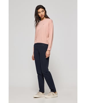Unsere Chinohose May für Damen ist das perfekte Kleidungsstück für einen anspruchsvollen Freizeitlook. Der schmal geschnittene, eng anliegende Stil formt elegant die Figur. Das Design verfügt über einen Metallreißverschluss und einen Logo-Knopfverschluss. Zwei seitliche Taschen und zwei Gesäßtaschen, von denen eine mit der Polo Club Logo Stickerei verziert ist. Diese Hose ist die perfekte Wahl sowohl für die Arbeit als auch für die Freizeit.