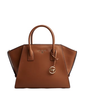 Nuestro bolso Michael Kors satchel Avril no puede faltar en tu colección, ya que es tan versátil como sofisticado. Este llamativo modelo se ha fabricado en piel flexible con bolsillos en su interior e incluye una tira de bandolera extraíble.

Detalles:
- Tipo de accesorio: Bolso Satchel.
- Material: Piel vacuna.
- Textura: Granulada.
- Herraje: En tono dorado.
- Detalles interiores: Bolsillo trasero con cierre y un bolsillo liso frontal.
- Detalles exteriores: Bolsillo trasero, logo grabado de Michael Kors y colgante.
- Correa de bandolera para portar al hombro desmontable y ajustable.
- Laterales con solapas ajustables y correas delgadas.
- Cierre: De cremallera.

Michael Kors cuenta en cada uno de sus accesorios con una colección de fuerte identidad, ofrece una mezcla fresca de tendencias, colores y siluetas que nunca pasan de moda, con estilo y actitud urbana. Cada bolso satchel mujer diseñado por Michael Kors, es un lujo accesible con un toque de glamour moderno, inesperado y cómodo que ofrece una pieza para cada ocasión.
 Medidas: 43,2 cm x 23,5 cm x 17,8 cm
 Composición: 100% Piel
 Cuidados:
Limpiar con un paño seco y suave.
Evitar la exposición prolongada al sol y la humedad.
No aplicar productos abrasivos en la piel.
Evitar el contacto con líquidos y superficies ásperas.
