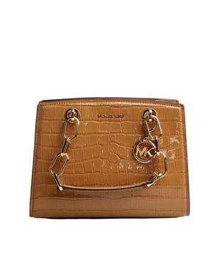 El bolso Michael Kors Cynthia tipo satchel, elaborado en piel con textura tipo cocodrilo, es el accesorio del lujo y la elegancia. Sus asas de eslabones y las siglas en colgante decorativo añaden un toque distintivo, mientras que la correa ajustable ofrece versatilidad. 

Detalles:
- Tipo de accesorio: Bolso Satchel.
- Material: Piel vacuna.
- Textura: Tipo Cocodrilo.
- Herraje: En tono dorado.
- Detalles interiores: Bolsillo trasero con cierre y un bolsillo liso frontal.
- Detalles exteriores: Correa para portar al hombro desmontable y ajustable.
- Cierre: Superior, imantado a presión.

Michael Kors cuenta en cada uno de sus accesorios con una colección de fuerte identidad, ofrece una mezcla fresca de tendencias, colores y siluetas que nunca pasan de moda, con estilo y actitud urbana. Cada bolso satchel mujer diseñado por Michael Kors, es un lujo accesible con un toque de glamour moderno, inesperado y cómodo que ofrece una pieza para cada ocasión.
 Medidas: 25 cm x 18 cm x 10,8 cm
 Composición: 100% Piel
 Cuidados:
Limpiar con un paño seco y suave.
Evitar la exposición prolongada al sol y la humedad.
No aplicar productos abrasivos en la piel.
Evitar el contacto con líquidos y superficies ásperas.