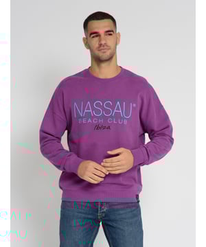 Das Nassau Beach Sweatshirt vereint Komfort und elegantes Design. Mit einem fein bestickten Schriftzug auf der Brust und einem stilvollen, bestickten Logo auf dem Rücken ist es ein echter Blickfang. Der weiche, atmungsaktive Stoff sorgt für ein angenehmes Tragegefühl, während der klassische Schnitt für eine bequeme Passform sorgt. Ideal für kühle Tage und lässige Freizeitlooks – perfekt für alle, die auf erstklassige Qualität und raffinierte Details setzen.