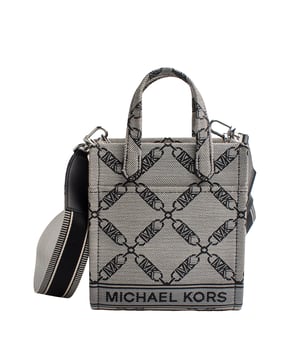 Die Gigi Crossbody-Tasche für Damen ist dank ihrer neutralfarbenen Kette und dem Logomuster die perfekte Ergänzung für nahezu jeden Look. Die kompakte, längliche Silhouette hat die perfekte Größe, um nur das Nötigste zu tragen, und verfügt über einen vielseitigen abnehmbaren Riemen.

 Details:
 - Accessoire-Typ: Umhängetasche.
 - Material: Textil.
 - Hardware: Silberfarben.
 - Details innen: 3 Kartenfächer.
 - Äußere Details: Vordertasche.
 - Verstellbarer Schulterriemen.
 - Verstellbarer Gurt: 34,3 cm-55,9 cm.
 - Kein Verschluss.
 - Inklusive Aufbewahrungstasche.

 Jede Accessoire-Kollektion von Michael Kors zeichnet sich durch eine starke Identität aus und bietet einen frischen Mix aus Trends, Farben und Silhouetten, die nie aus der Mode kommen, mit urbanem Stil und Haltung. Jede von Michael Kors entworfene Umhängetasche für Damen ist ein erschwinglicher Luxus mit einem Hauch von modernem, unerwartetem und komfortablem Glamour und bietet ein Stück für jede Gelegenheit.
 Maße: 17,1 cm x 20,3 cm x 7,6 cm
 Zusammensetzung: 53,2% Baumwolle, 46,8% Polyester
 Pflege:
Mit einem weichen, trockenen Tuch reinigen.
 Vermeiden Sie es, den Stoff längere Zeit der Sonne und Feuchtigkeit auszusetzen.
 Vermeiden Sie den Kontakt mit Flüssigkeiten und rauen Oberflächen.