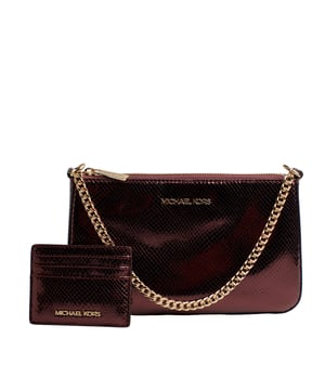 Este exclusivo set de regalo Michael Kors combina elegancia con un sofisticado diseño en piel sintética con textura de serpiente. Incluye un tarjetero compacto, ideal para organizar tarjetas de manera práctica, y un bolso de mano con correa adaptable de bandolera. Ambos cuentan con el distintivo logo Michael Kors, resaltando su diseño refinado y contemporáneo. 

Detalles:
- Material: Piel sintética.
- Textura: De serpiente metalizada.
- Herraje: En tono dorado.
- Bolso: Bolsillo interior frontal abierto, cadena de metal para usar como bolso de mano o de hombro y una correa bandolera ajustable de piel, cierre de cremallera.
- Tarjetero: 3 ranuras para tarjetas, un compartimento transparente para identificación de identidad, bolsillo compacto.
- Presentación en caja, ¡ideal como regalo aniversario, regalo mujer, regalos mujer!

Michael Kors cuenta en cada uno de sus accesorios con una colección de fuerte identidad, ofrece una mezcla fresca de tendencias, colores y siluetas que nunca pasan de moda, con estilo y actitud urbana.
 Medidas: Bolso: 24 cm x 14,3 cm x 6,2 cm; Tarjetero: 10,1 cm x 8,1 cm
 Composición: Ecopiel
 Cuidados:
Limpiar con un paño suave y seco. 
Evitar el contacto con agua y productos abrasivos.