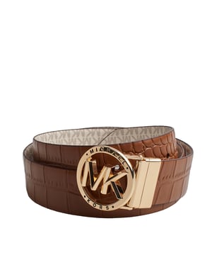 Mit einer Seite aus Leder mit Krokodilstruktur und der anderen aus Canvas mit dem ikonischen MK-Aufdruck bietet dieser Wendegürtel zwei Stile in einem. Die klassische Schnalle mit dem unverwechselbaren Michael Kors-Logo sorgt für ein raffiniertes Finish und betont perfekt die Taille von Kleidern, Hosen oder Blazern.

 Details:
 - Zubehörtyp: Wendegürtel.
 - Material: Leder/beschichtetes Canvas.
 - Textur: Glatt/Krokodil.
 - Verschlussart: Klassische Schnalle mit Schnappverschluss.
 - Breite: 3,8 cm.

 Größe Länge:
 • XS = 86 cm.
 • S = 94 cm.
 • M = 102 cm.
 • L = 109 cm.
 • XL = 117 cm.
 • XXL = 124 cm.

 Jeder von Michael Kors entworfene Damenledergürtel ist ein erschwinglicher Luxus mit einem Hauch von modernem, unerwartetem und bequemem Glamour, der für jeden Anlass ein passendes Stück bietet.
 Komposition: 50 % Leder, 50 % Polyurethan
 Pflege:
Mit einem weichen, trockenen Tuch reinigen.
 Vermeiden Sie längere Sonneneinstrahlung und Feuchtigkeit.